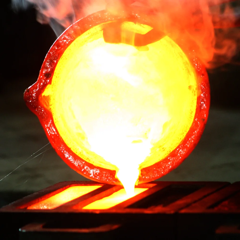 Casting molten metal